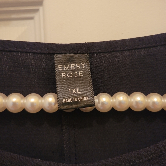 Emery Rose unique and versatile plus size top - Picture 5 of 5